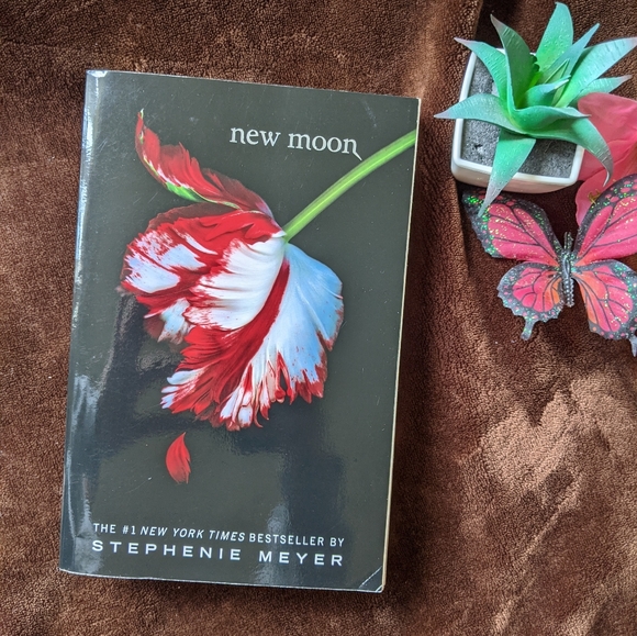 New Moon and Eclipse by Stephenie Meyer - Picture 3 of 11